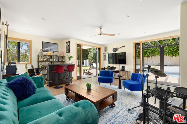 16820 Oak View Drive, Encino CA: https://media.crmls.org/mediaz/e3df5dbc-d769-4949-8b41-52120f33ac95.jpg