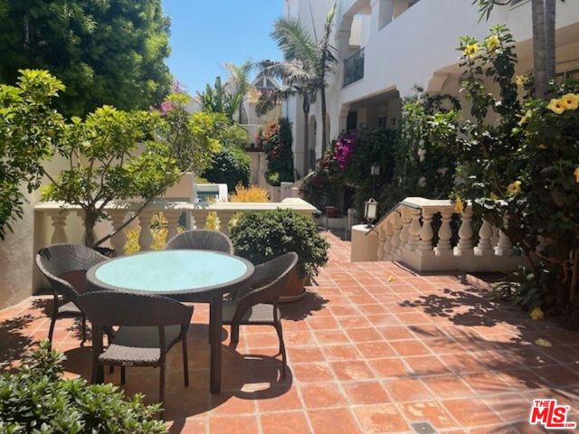 15500 W Sunset Boulevard, Pacific Palisades CA: https://media.crmls.org/mediaz/e3e101c6-2e5e-40e4-862f-c09e55a8b39c.jpg