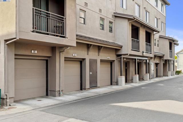 303 Bowsman Ct, Oakland CA: https://media.crmls.org/mediaz/e3e25f33-2097-4dac-af7d-6d8d5e0c8ed8.jpg