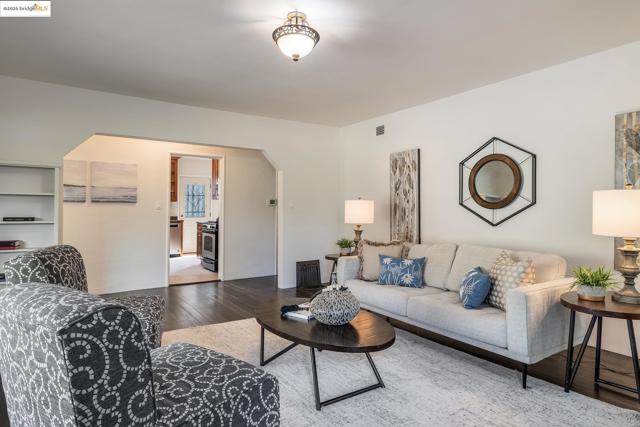 279 Pomona Street, Crockett CA: https://media.crmls.org/mediaz/e3e34f77-6a84-4a0d-b48f-cac9cf1d3eda.jpg