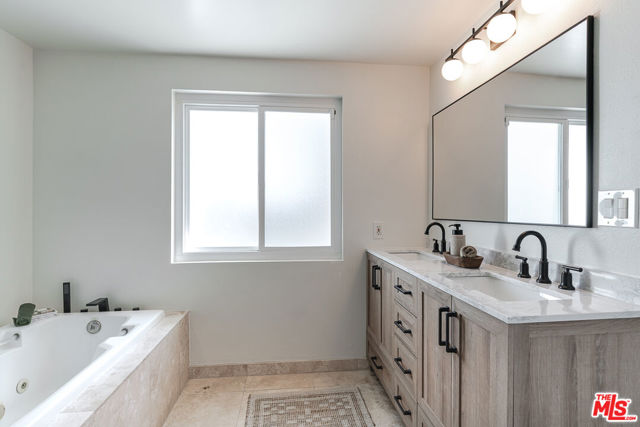 5056 Greenbush Avenue, Sherman Oaks CA: https://media.crmls.org/mediaz/e3e40878-671d-4654-82fa-028e350bc32c.jpg