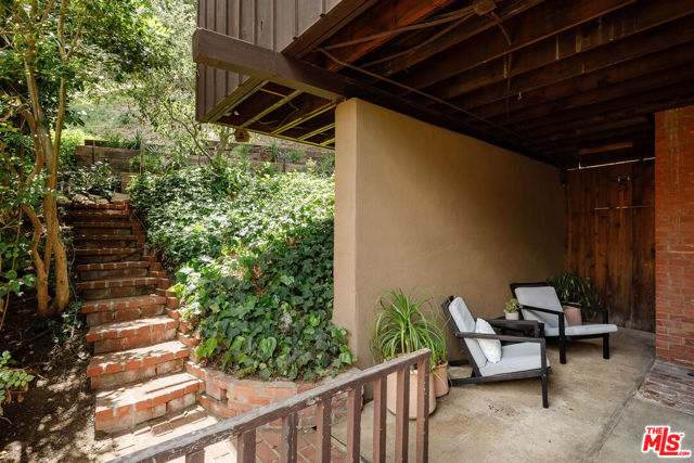 10412 Hebron Lane, Los Angeles CA: https://media.crmls.org/mediaz/e3e50f99-f87e-4237-ae44-a875cc643fd0.jpg