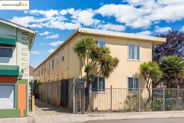 2011 Rutherford, Oakland CA: https://media.crmls.org/mediaz/e3e56843-340f-4724-bcf3-92196e6f381a.jpg