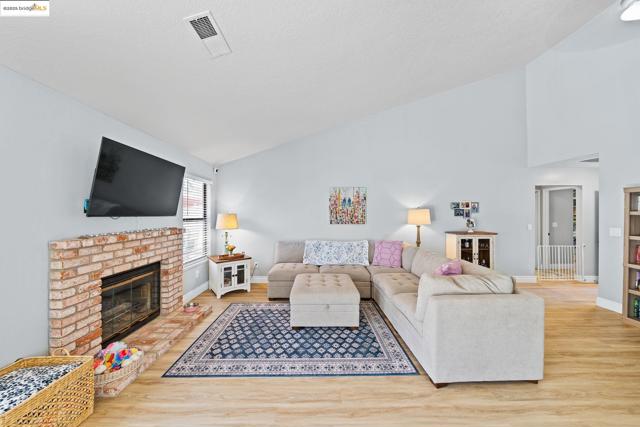 2256 Camborne Dr, Modesto CA: https://media.crmls.org/mediaz/e3e615e0-9446-42ab-acda-86cae844c4f4.jpg