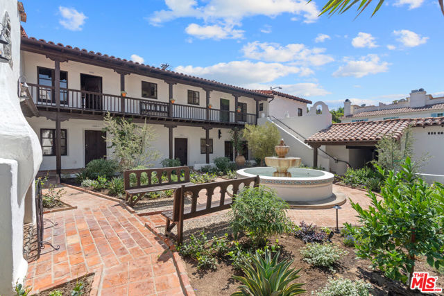1304 1/2 N Harper Avenue, West Hollywood CA: https://media.crmls.org/mediaz/e3e677fb-27e8-4272-bf49-de335a098f14.jpg