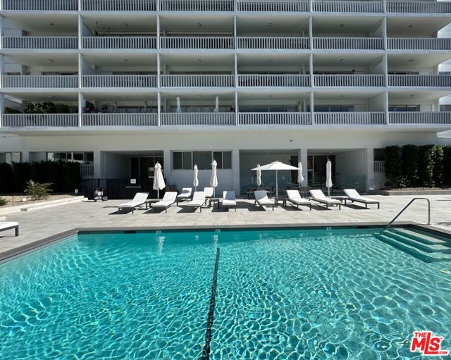 999 N Doheny Drive, West Hollywood CA: https://media.crmls.org/mediaz/e3e68f21-41c8-4d73-a428-67e7fe63dbd4.jpg