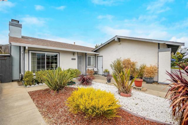 22633 Mossy Rock Drive, Hayward CA: https://media.crmls.org/mediaz/e3e69cca-bba0-4592-8616-5013a353f912.jpg