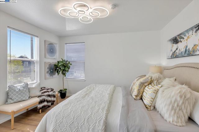 10468 West Court, Oakland CA: https://media.crmls.org/mediaz/e3e6e287-a9a0-4d44-bf7d-5773ba453772.jpg