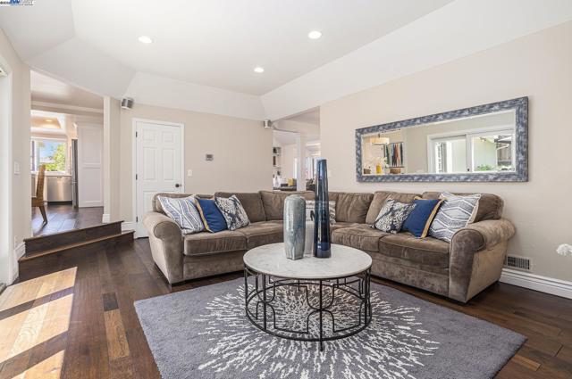 3868 Orion Ct, Pleasanton CA: https://media.crmls.org/mediaz/e3e723fa-109a-4102-a22b-eb3214838d7b.jpg