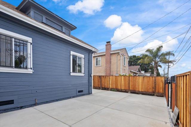 8850 Dowling Street, Oakland CA: https://media.crmls.org/mediaz/e3e794c8-3c06-4e62-8921-cdc7d274a338.jpg