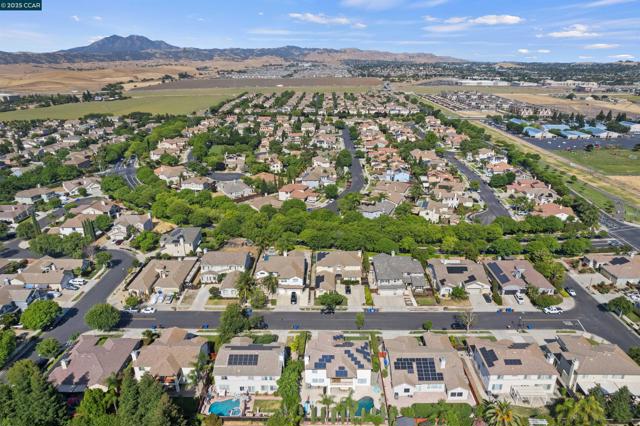 1840 Tanglewood Ln, Brentwood CA: https://media.crmls.org/mediaz/e3e81e7f-95ca-4865-8765-0027f29a3655.jpg