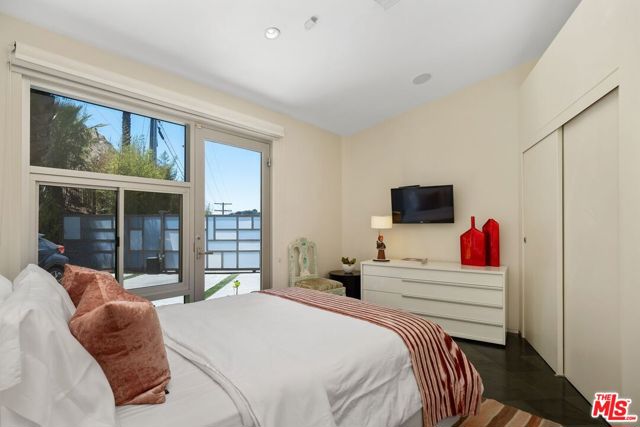 2625 Mar Lu Drive, Los Angeles CA: https://media.crmls.org/mediaz/e3ea6a63-4fe1-4ea9-a7cd-4016b05f7adc.jpg