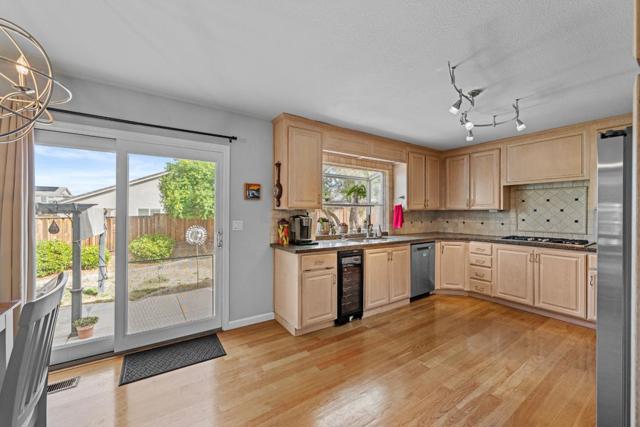 441 Tierra Del Sol, Hollister CA: https://media.crmls.org/mediaz/e3eb3715-a821-4986-a47a-67cc78c9c55e.jpg