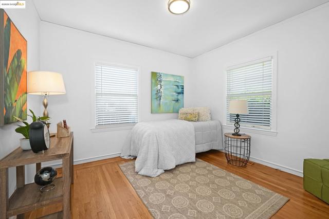 3008 Deakin St, Berkeley CA: https://media.crmls.org/mediaz/e3ec56fb-98d6-4334-a8c1-e621afb48d56.jpg