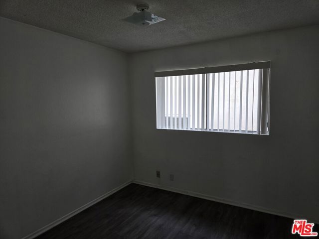 1233 Tamarind Avenue, Los Angeles CA: https://media.crmls.org/mediaz/e3ecba76-835c-4439-b3a6-c5d2c057c70c.jpg
