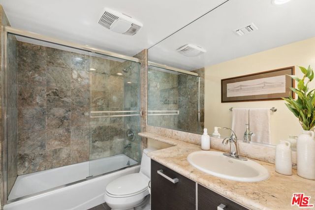 1353 N Fuller Avenue, Los Angeles CA: https://media.crmls.org/mediaz/e3ed0f37-0821-4713-88d8-70a21697ec85.jpg