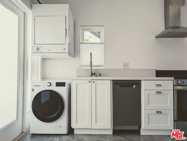 1731 Franklin Street, Santa Monica CA: https://media.crmls.org/mediaz/e3eea1aa-a8d2-45e1-9a82-088eac94fdc8.jpg