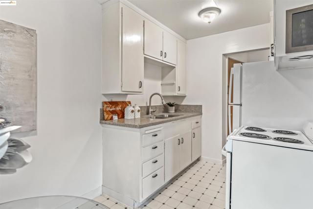 389 Somerset Rd, Piedmont CA: https://media.crmls.org/mediaz/e3ef869e-2410-46da-9722-c2d4bb04a560.jpg