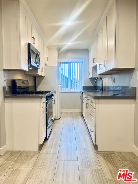1136 SPAZIER Avenue, Glendale CA: https://media.crmls.org/mediaz/e3f00734-b198-486c-9c4c-80280bc33a5f.jpg