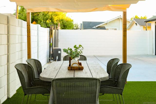 1900 W 41St St, Los Angeles CA: https://media.crmls.org/mediaz/e3f0090c-c7f9-44fe-9322-418e6abbe1a5.jpg