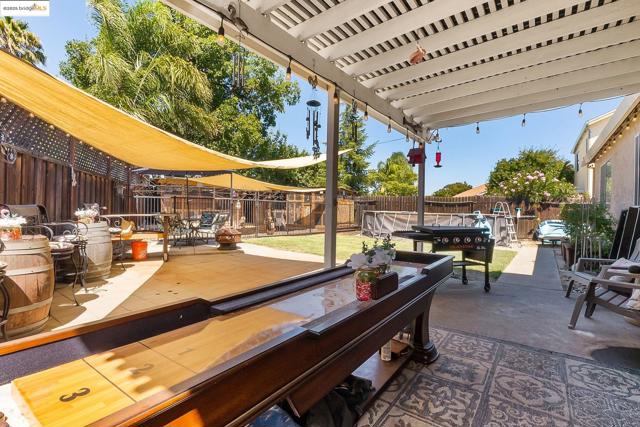 1126 Deerpark Rd, Oakley CA: https://media.crmls.org/mediaz/e3f01d1b-5737-4df9-8aad-f9aa415822f5.jpg