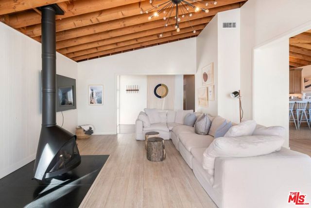 21555 Pacific Coast Highway, Malibu CA: https://media.crmls.org/mediaz/e3f0a7de-a0e2-41e1-ba41-c6cb6e755780.jpg