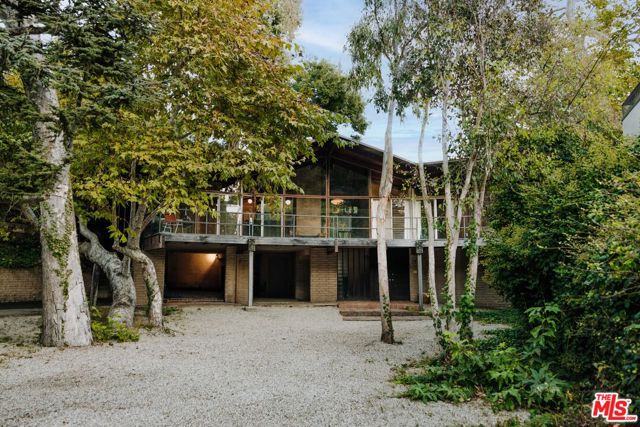 630 Hightree Road, Santa Monica CA: https://media.crmls.org/mediaz/e3f2db2e-0b71-411f-a473-d8ab4f67a936.jpg