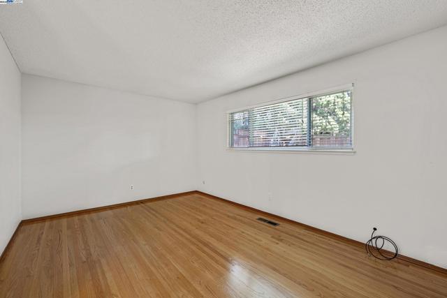 844 Wall St, Livermore CA: https://media.crmls.org/mediaz/e3f2e4bd-a8e3-4515-89ff-0cd799796d07.jpg
