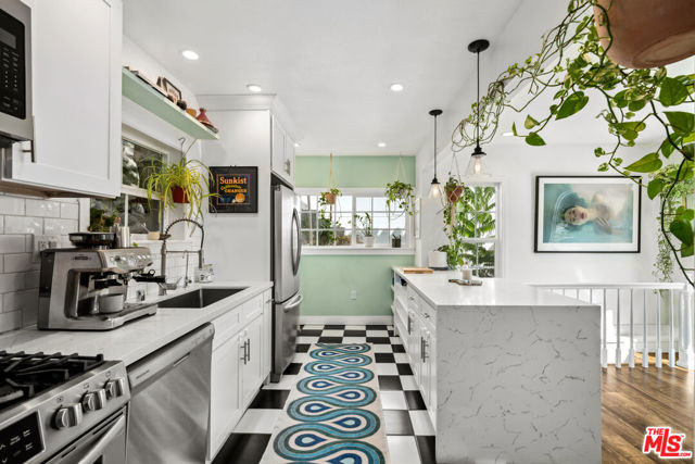 2321 Lake View Avenue, Los Angeles CA: https://media.crmls.org/mediaz/e3f304ec-d080-45e5-86bf-33c905ace44b.jpg