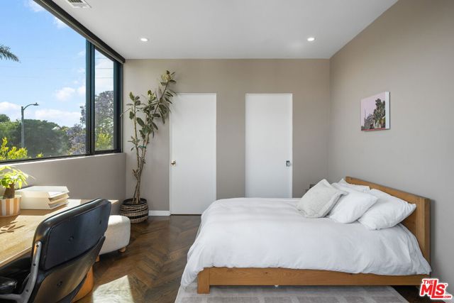1102 Amoroso Place, Venice CA: https://media.crmls.org/mediaz/e3f3726f-944a-41d6-bee7-1f10b1e2b625.jpg