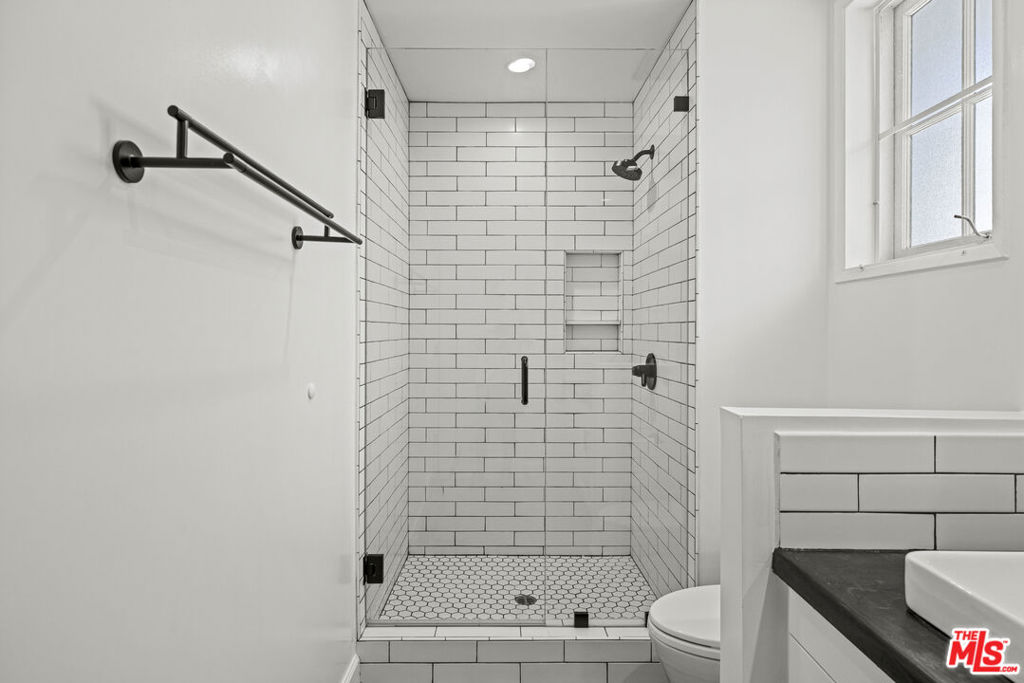 https://media.crmls.org/mediaz/e3f5ca8c-ddf2-4eb5-8c1e-20460e24290a.jpg?preset=X-Large