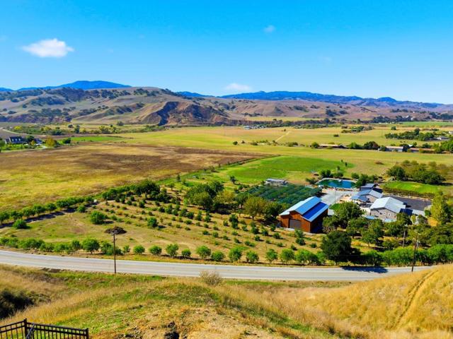 208 Luna Way, Hollister CA: https://media.crmls.org/mediaz/e3f6a992-c077-4528-a616-1d0d033e9add.jpg