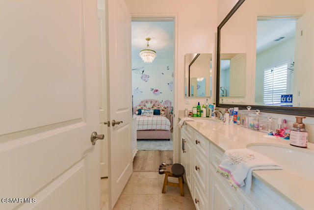 6981 Shadow Wood Drive, Moorpark CA: https://media.crmls.org/mediaz/e3f7593d-f841-463a-a9bc-92227ec6447e.jpg