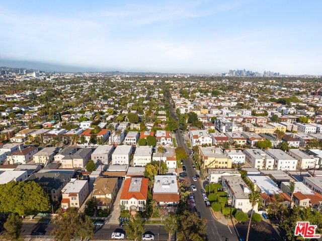 500 N Genesee Avenue, Los Angeles CA: https://media.crmls.org/mediaz/e3f92a35-3195-44dc-a3ba-d53063309b4e.jpg