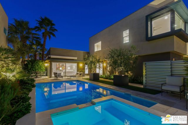 1062 Hunter Drive, Palm Springs CA: https://media.crmls.org/mediaz/e3f9b557-031c-4655-84e1-3e042ee83d89.jpg