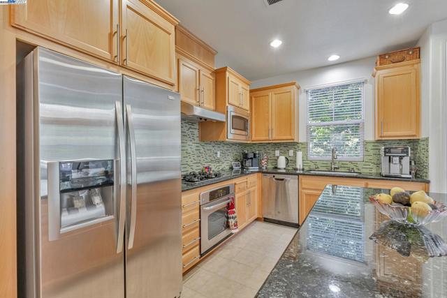 40252 Bonica Rose Terrace, Fremont CA: https://media.crmls.org/mediaz/e3fa4cc3-4a3e-473e-a39c-952954028048.jpg