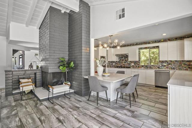 4877 Lorraine Dr, San Diego CA: https://media.crmls.org/mediaz/e3fbe12c-e62e-407b-8a56-58a52d895656.jpg