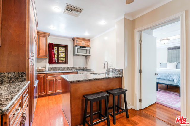 10306 Seabury Lane, Los Angeles CA: https://media.crmls.org/mediaz/e3fc6bcb-88b7-4d75-a992-3d94ef42cd49.jpg