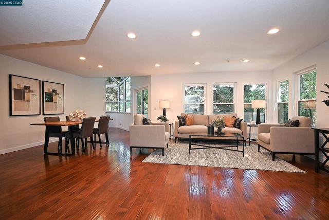 3279 Mt Diablo Ct, Lafayette CA: https://media.crmls.org/mediaz/e3fcb224-e9b3-4212-a15c-a21725cb2abf.jpg