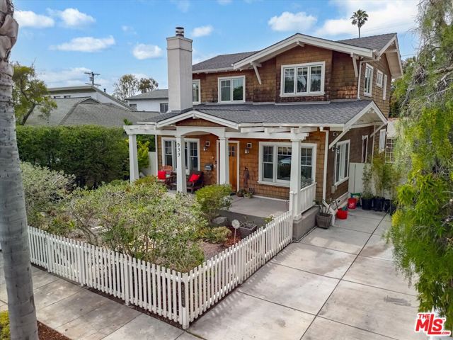 933 W Venezia Avenue, Venice CA: https://media.crmls.org/mediaz/e3fcea41-9e85-45e9-9897-e05c0b9d323f.jpg