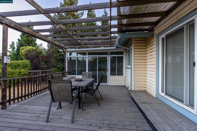 5200 Myrtle Dr, Concord CA: https://media.crmls.org/mediaz/e3fcfacf-0c5a-4497-808b-2a10648bb113.jpg