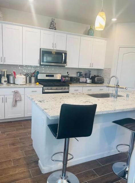 2030 Rosewood Drive, Hollister CA: https://media.crmls.org/mediaz/e3fd265b-5d91-4a21-861d-49748ace2dd1.jpg