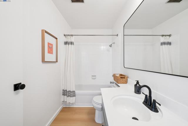1230 Ballena Blvd, Alameda CA: https://media.crmls.org/mediaz/e3fd3654-c454-4dc2-876f-88d12aa7b906.jpg