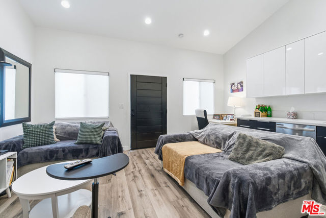 611 N Buena Vista Street, Burbank CA: https://media.crmls.org/mediaz/e3fea5c2-20f0-41a5-b3df-3222bf53e151.jpg