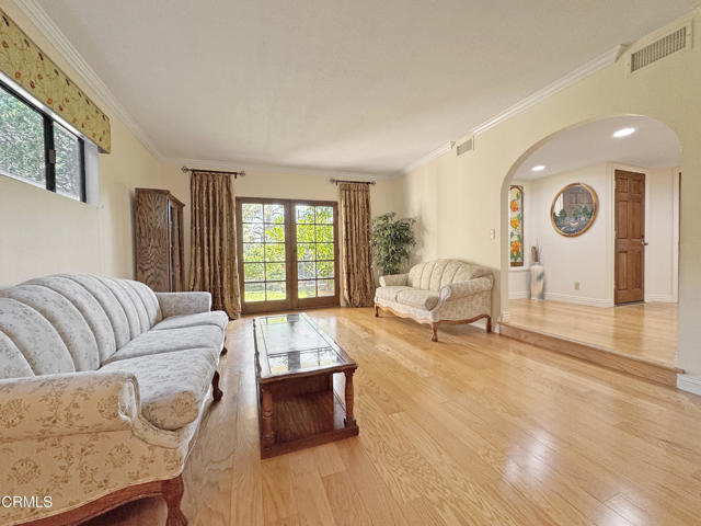 2307 Dorothy Street, La Crescenta CA: https://media.crmls.org/mediaz/e3ff90cb-ba0c-43c8-8053-7d0b6d99096e.jpg