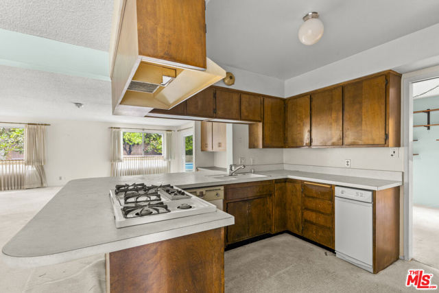 1379 Acapulco Avenue, Simi Valley CA: https://media.crmls.org/mediaz/e3ffebd4-4a6d-4aba-bd3f-d82da9f7e232.jpg