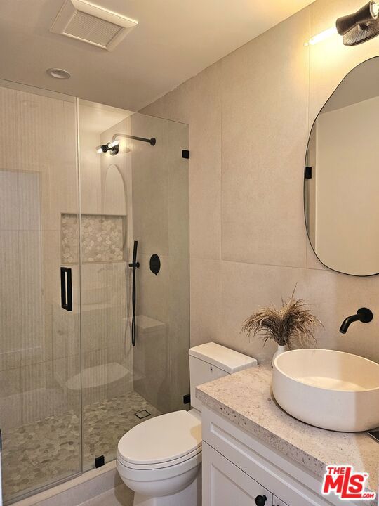 17 Sunset Avenue, Venice CA: https://media.crmls.org/mediaz/e4003dc8-0fad-43f5-bcd6-f08631fb1677.jpg