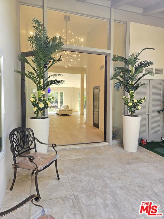 16544 Park Lane Circle, Los Angeles CA: https://media.crmls.org/mediaz/e401af24-33c6-401a-9e4c-a3e9f404cd0f.jpg