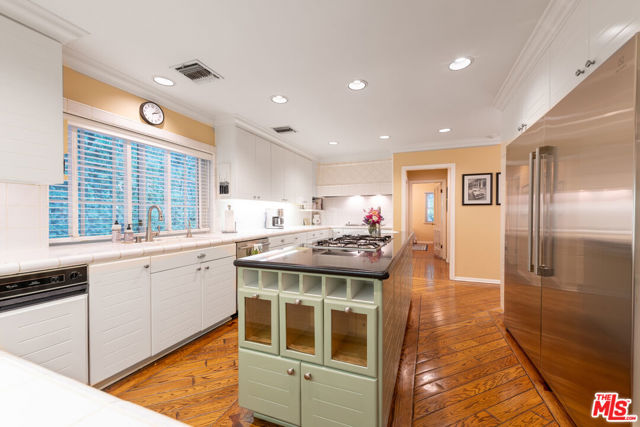 4722 Noeline Avenue, Encino CA: https://media.crmls.org/mediaz/e401b16a-a80f-4530-9ea9-0ff56e342d5f.jpg