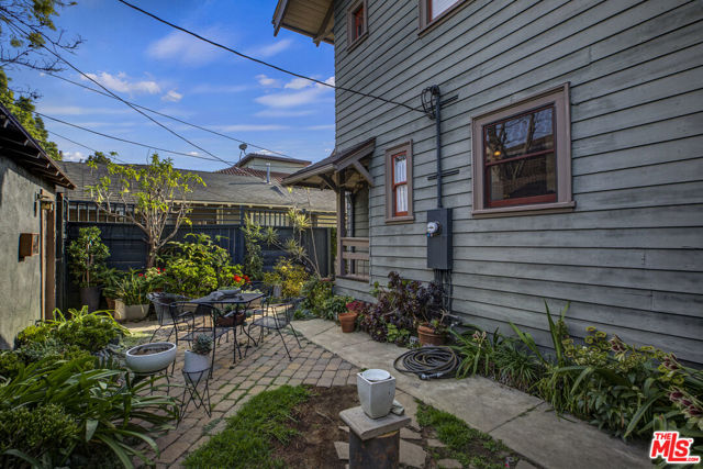 2102 W 24th Street, Los Angeles CA: https://media.crmls.org/mediaz/e401f218-ae65-4e94-8a5e-1dc386353d70.jpg